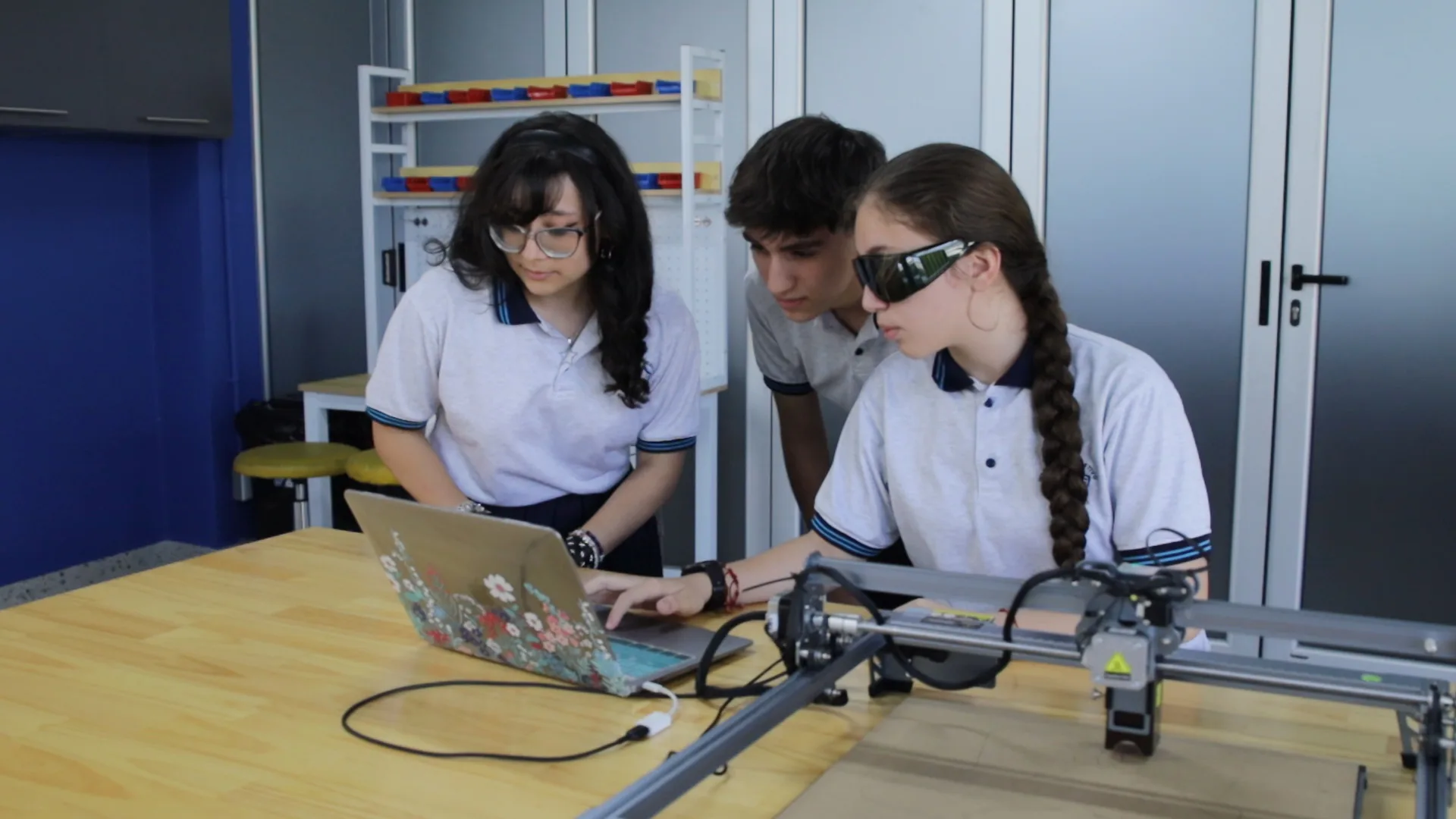 Estudiantes realizando impresión 3D