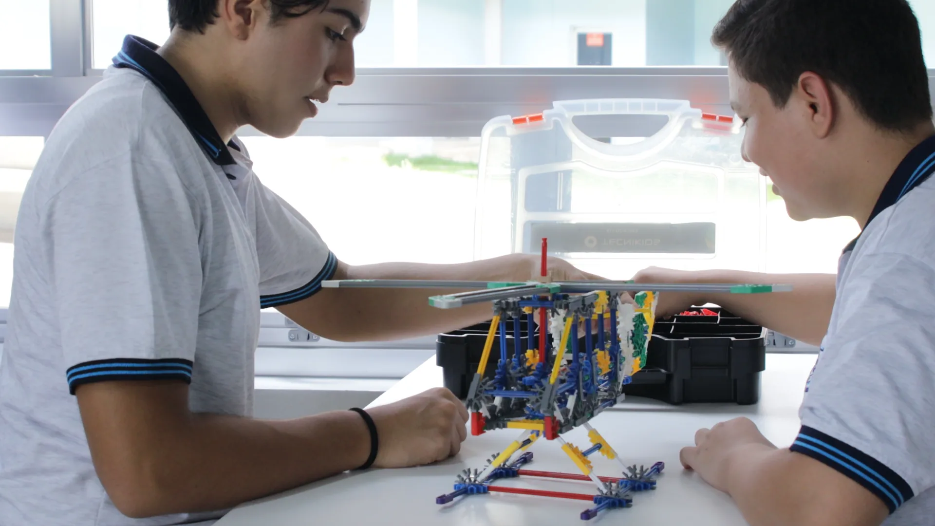 Adolescentes mostrando sus inventos
