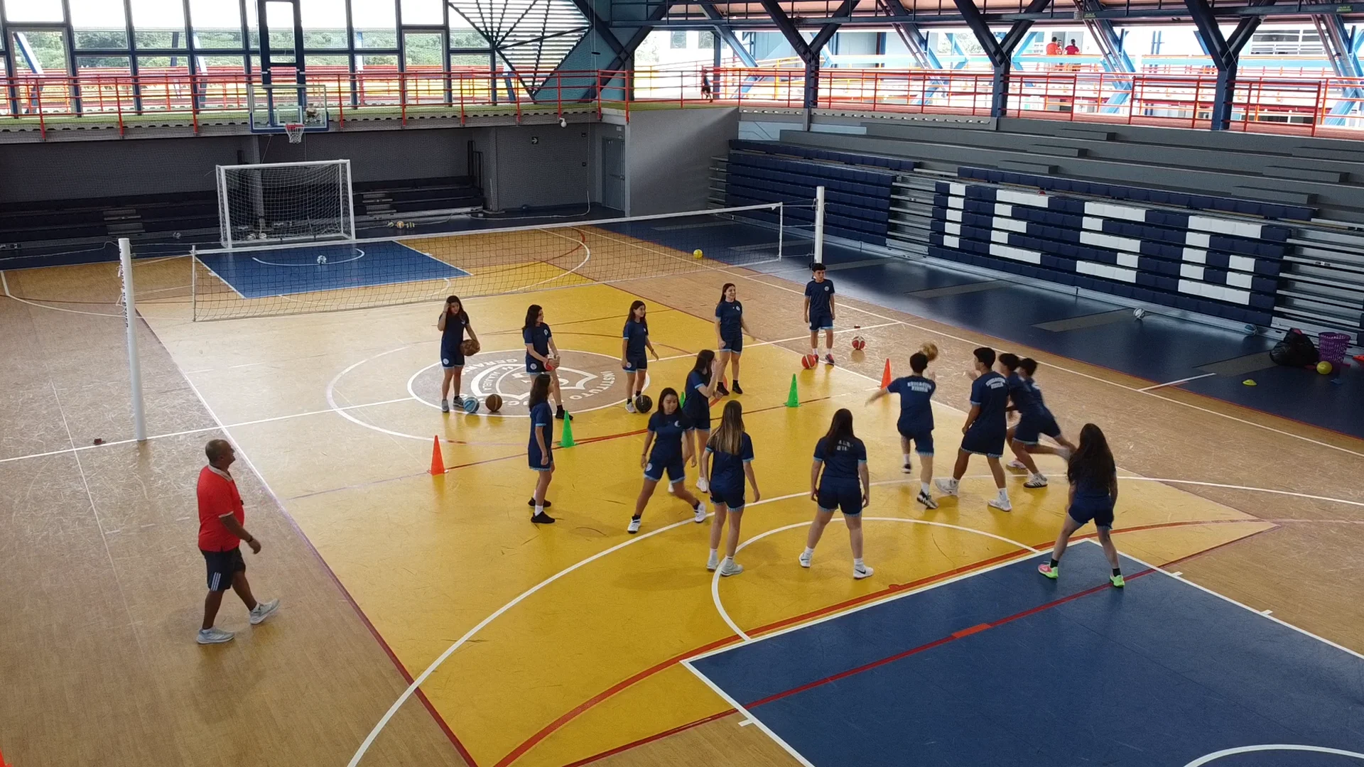 Niños jugando en las canchas del colegio